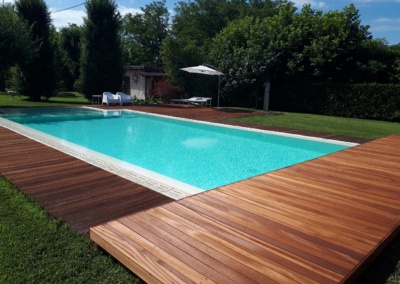 Decking legno bordo piscina